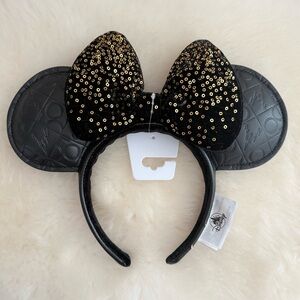 Walt Disney World Minnie Mouse 50th
Anniversary Luxe Logo Sequin Headband